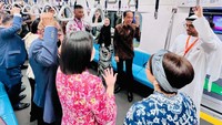Ikut juga mendampingi Jokowi, Menko PMK Muhadjir Effendy, Menteri Luar Negeri Retno Marsudi, Seskab Pramono Anung, Dirut MRT Tuhiyat, Pj Gubernur DKI Jakarta Heru Budi Hartono, Pangdam Jaya Mayjen M Hasan, hingga Kapolda Metro Jaya Irjen Karyoto.  