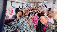 Di gerbong MRT, mereka berswafoto.  