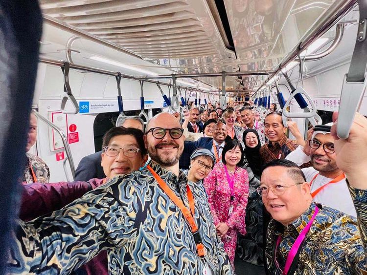 Jokowi Ajak Dubes Asing Naik MRT, Begini Momennya
