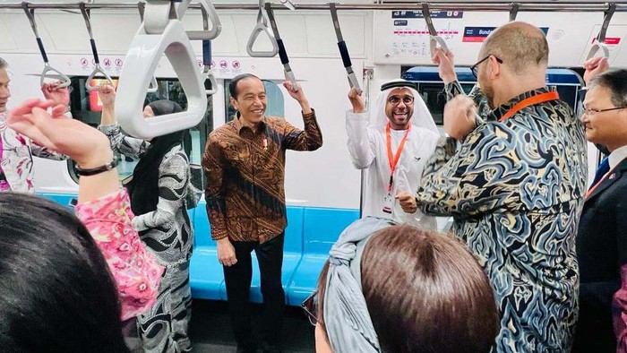 Jokowi mengajak sejumlah duta besar asing naik kereta MRT Jakarta. Kunjungan Jokowi dan duta besar itu untuk menghadiri peringatan HUT ke-56 ASEAN atau ASEAN Day.