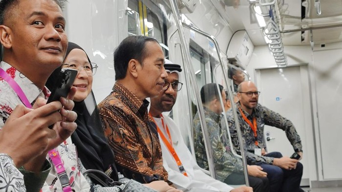 Jokowi naik MRT bersama Dubes asing