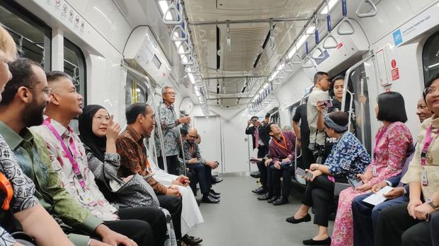 Jokowi naik MRT bersama Dubes asing