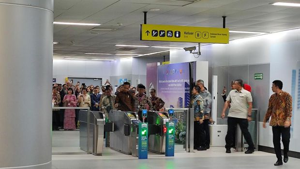 Jokowi naik MRT bersama Dubes asing