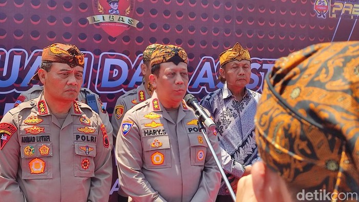 Kakorbinmas Baharkam Polri Irjen Hary Sudwijanto (tengah) didampingi Kapolda Jateng Irjen Ahmad Luthfi saat memberikan keterangan pers terkait Polisi RW di Jateng, Sampangan, Semarang, Selasa (8/8/2023).