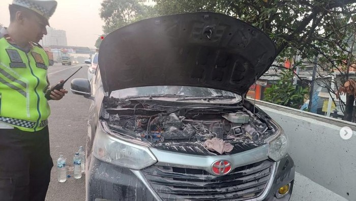 Kap Mobil Terbakar di Tol JORR Arah Serpong