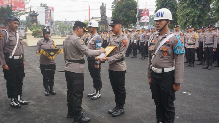 Kapolres Purbalingga, AKBP Hendra Irawan menyoret foto anggota polisi yang dilakukan Pemberhentian Tidak Dengan Hormat (PTDH) di Mapolres Purbalingga, Selasa (8/8/2023).