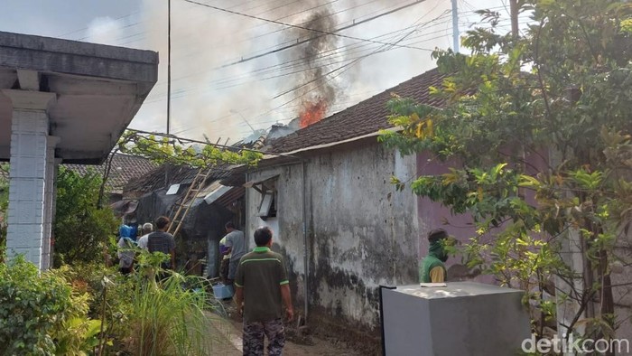 Kebakaran dua rumah akibat pemilik lupa mematikan kompor