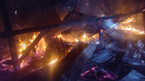 Kebakaran rumah yang menewaskan satu orang di Dompu, Senin malam (7/8/2023).