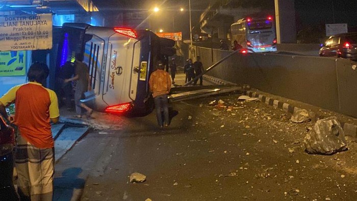 Bus Sumber Selamat kecelakaan di flyover Janti, Caturtunggal, Depok, Sleman.