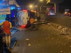 Bus Sumber Selamat Terguling di Flyover Janti Sleman
