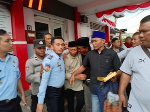 Demo Pembebasan Berbuah Lepasnya Kades Tersangka Korupsi dari Tahanan