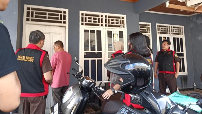Kejari Prabumulih menggeledah rumah ASN Dinas Sosial.