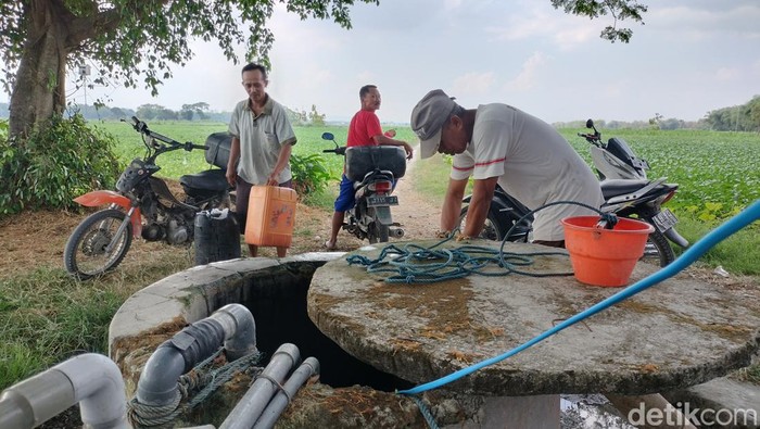 kekeringan di bojonegoro warga ambil air di sumur
