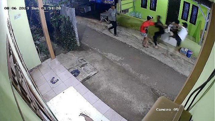 Kelompok pemuda serang warga di Bogor (tangkapan layar)