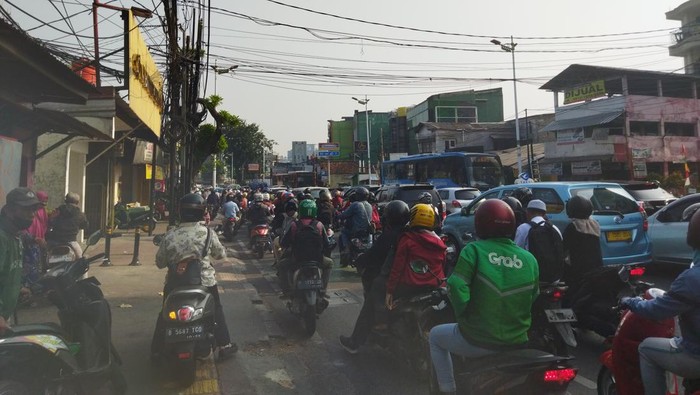 Kemacetan di Jalan Dewi Satrika, Jaktim (Kurniawan-detikcom)
