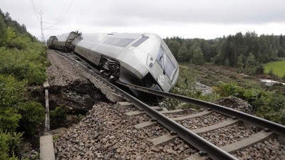 Kereta Tergelincir Gegara Tanggul Jebol Digerus Hujan di Swedia