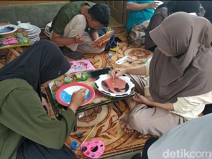 Keseruan Melukis Di Atas Gerabah Oleh Ratusan Siswa Pacitan