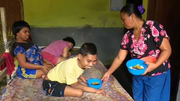 I Wayan Dana (50) dan Ketut Simpen tetap tegar merawat ketiga anak mereka yang menderita disabilitas. Yuk, kita bantu keluarga Pak Wayan lewat berbuatbaik.