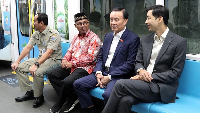 Ketua Dewan Rakyat Hanoi Nguyen Ngoc Tuan menjajal moda transportasi Mass Rapid Transit (MRT) Jakarta.﻿ (dok DPRD DKI)
