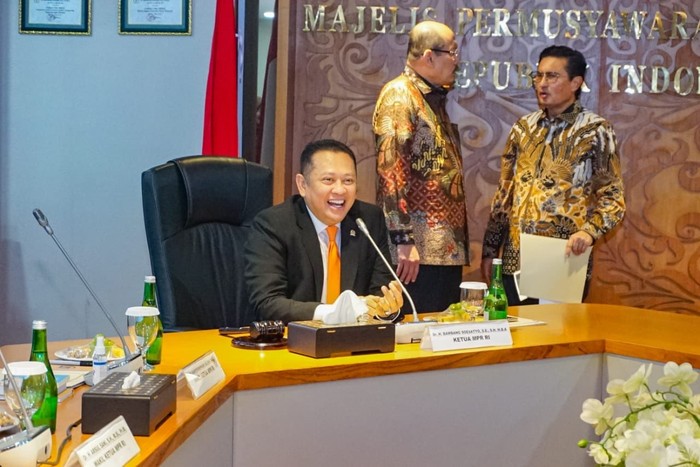 Ketua MPR RI Bambang Soesatyo mengungkapkan besok Rabu (9/8/23) pimpinan MPR RI akan melakukan rapat konsultasi dengan Presiden Joko Widodo untuk mematangkan persiapan penyelenggaraan Sidang Tahunan MPR RI Tahun 2023 yang rencananya dilaksanakan dalam satu rangkaian dengan Sidang Bersama DPR RI dan DPD RI Tahun 2023.