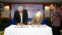 Direktur Water Resources, Sciences, and Process Technology Danone Indonesia Azwar Satrya Muhammad (kiri) bersama Kepala Pusyantek BRIN Dr. Yenni Bachtiar (tengah) melakukan penandatanganan peningkatan kerja sama untuk riset ilmiah pengukuran dampak penatalayanan air disaksikan Deputi Bidang Pemanfaatan Riset dan Inovasi BRIN  DR. R. Hendrian, M.Sc pada acara Business Talk bertajuk “Kontribusi Talenta BRIN dalam Layanan Teknologi untuk Mendukung Pengembangan Bisnis, Peningkatan Daya Saing, dan Kemandirian Industri Nasional”, di Gedung B.J. Habibie, BRIN, Jakarta, Selasa (8/8/2023).