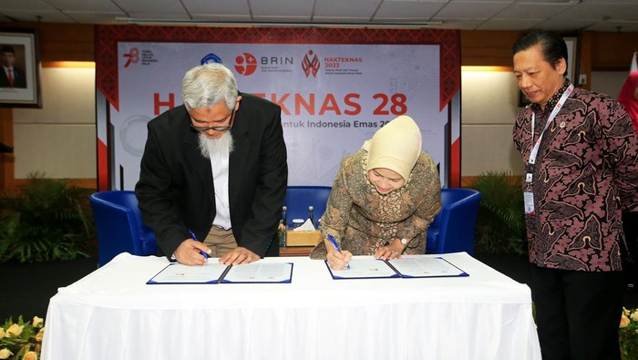 Kolaborasi untuk Menghitung Dampak Konservasi Air di Indonesia Direktur Water Resources, Sciences, and Process Technology Danone Indonesia Azwar Satrya Muhammad (kiri) bersama Kepala Pusyantek BRIN Dr. Yenni Bachtiar (tengah) melakukan penandatanganan peningkatan kerja sama untuk riset ilmiah pengukuran dampak penatalayanan air disaksikan Deputi Bidang Pemanfaatan Riset dan Inovasi BRIN DR. R. Hendrian, M.Sc pada acara Business Talk bertajuk βKontribusi Talenta BRIN dalam Layanan Teknologi untuk Mendukung Pengembangan Bisnis, Peningkatan Daya Saing, dan Kemandirian Industri Nasionalβ, di Gedung B.J. Habibie, BRIN, Jakarta, Selasa (8/8/2023).