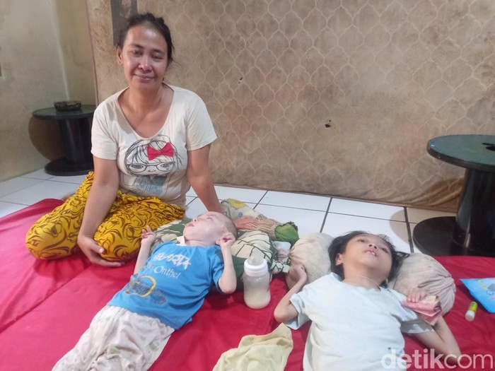 Kondisi dua bocah kakak beradik yang idap penyakit lumpuh otak.
