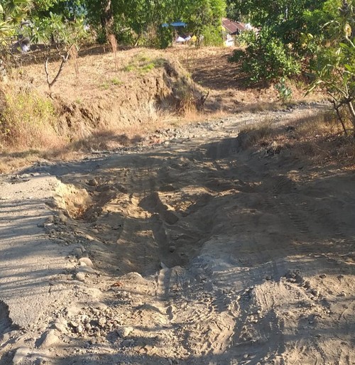 Kondisi jalan merak yang menghubungkan Desa Bukti dan Desa Tunjung, Kecamatan Kubutambahan, Kabupaten Buleleng, Bali. (Istimewa)