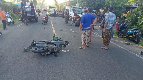 Kondisi motor yang bertabrakan dengan truk di jalur Denpasar-Gilimanuk, Banjar Bunuh Puhun, Desa Bantas, Selemadeg Timur, pada Selasa (8/8/2023). (istimewa)