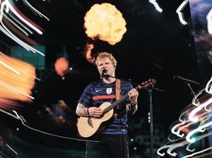 Ed Sheeran Kepergok Jalan-jalan ke Pasar Santa, Beli Vinyl