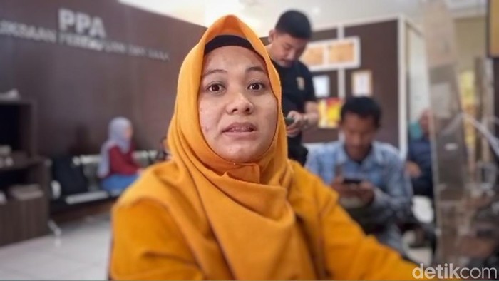 Firga saal melaporkan aksi pemeresan di jalan bawah Jembatan Ampera Palembang.