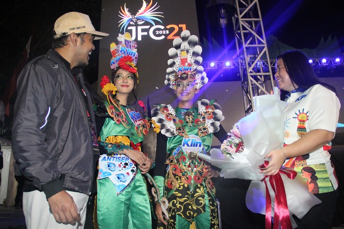 Kostum Daur Ulang Kemasan Mejeng di Jember Fashion Carnaval 2023