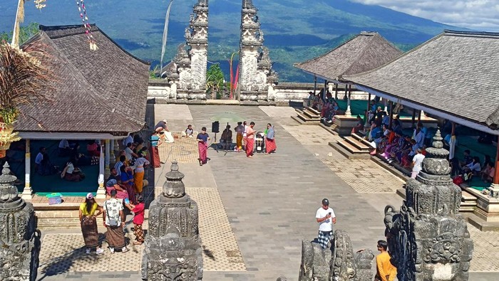 Kunjungan wisatawan ke Pura Lempuyang yang terletak di Desa Adat Purwayu, Kecamatan Abang, Kabupaten Karangasem beberapa waktu yang lalu.