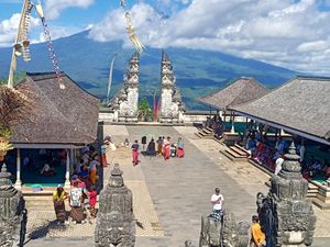 Turis di Pura Lempuyang Membeludak, Siap-siap Antre Foto Lebih Lama