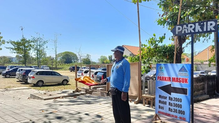 Lahan seluas kurang lebih 78 are di Jalan Matahari Terbit, Denpasar, Bali menuju Pelabuhan Sanur yang kini dijadikan kantong parkir sementara, Selasa (8/8/2023). (Ni Made Lastri Karsiani Putri-detikBali)