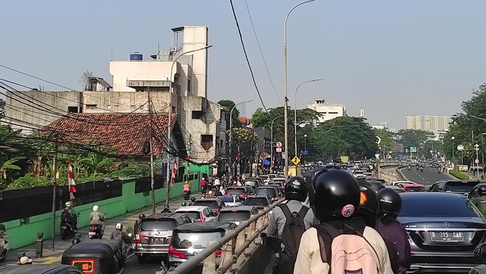Lalin Matraman Arah Jalan Proklamasi Jakpus Macet, Pemotor Lewat Trotoar