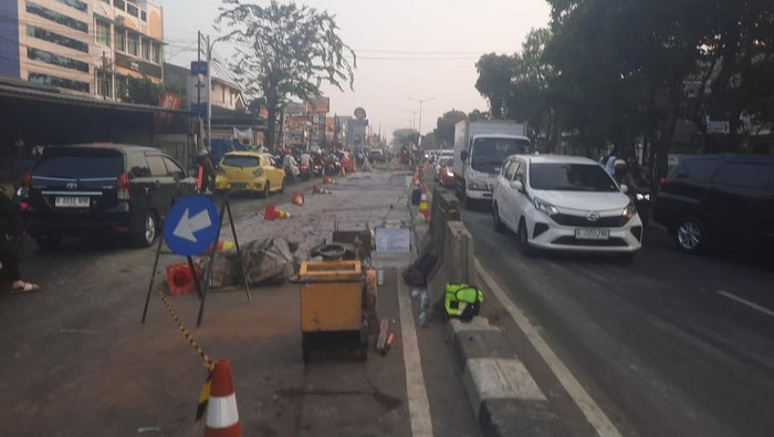 Lalu lintas di Jatiwaringin arah Pangkalan Jati, Jaktim Macet Imbas Proyek Pengecoran Jalan