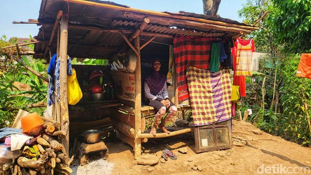 Mak Engkom (55), nenek Muhammad Fadilah (13) alias Doel, bocah yang nyaris putus sekolah di Palabuhanratu, Kabupaten Sukabumi, ternyata tinggal disebuah gubuk di taman kota.