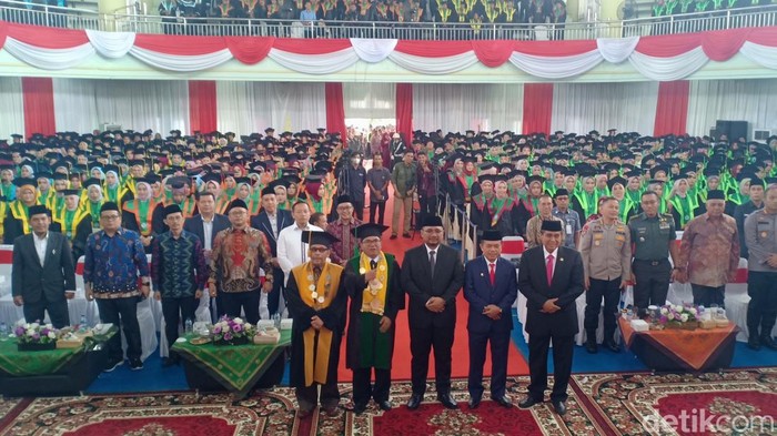 Menag Yaqut melepas ribuan wisudawan UIN Jambi