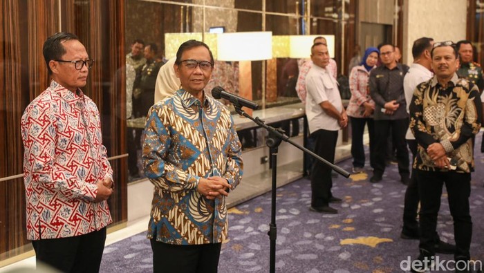 Menkopolhukam Mahfud Md di Surabaya.