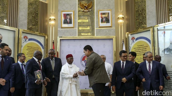 Menpora Dito Ariotedjo Terima Sekjen OKI Hissein Brahim Taha Sekretaris Jenderal Organisasi Kerjasama Islam (OKI) Hissein Brahim Taha berkunjung ke Kementerian Pemuda dan Olahraga RI, Jakarta, Selasa (8/8/2023). Kedatangan untuk bertemu Menpora Dito Ariotedjo.