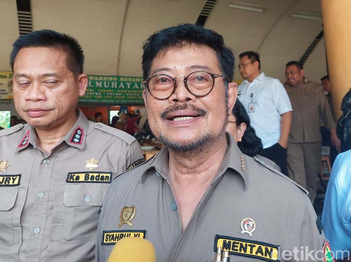 Menteri Pertanian Syahrul Yasin Limpo rapat dengan jajarannya di Kantin Kementerian Pertanian. Rapat itu membahas dampak ancaman El Nino.