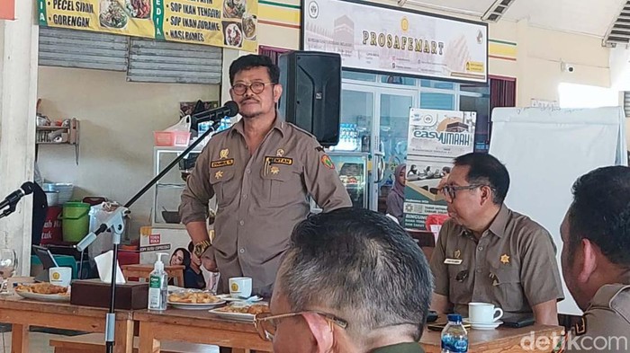 Menteri Pertanian Syahrul Yasin Limpo rapat dengan jajarannya di Kantin Kementerian Pertanian. Rapat itu membahas dampak ancaman El Nino.