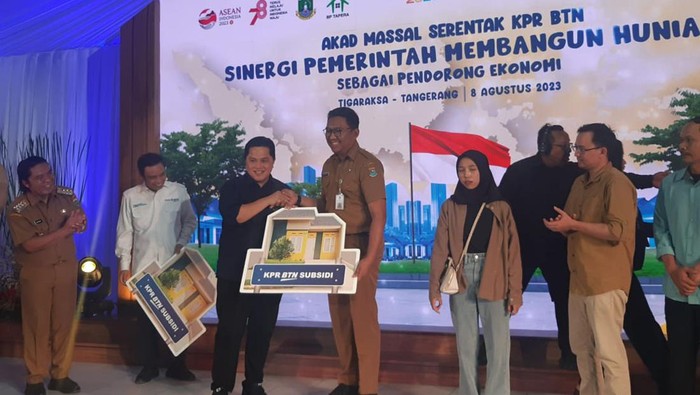 Menteri BUMN Erick Thohir meresmikan akad massal KPR BTN di Puri Delta Tigaraksa, Tangerang.