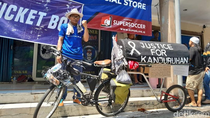 Midun, pesepeda asal Malang mendapat sambutan hangat suporter Panser Biru Semarang.