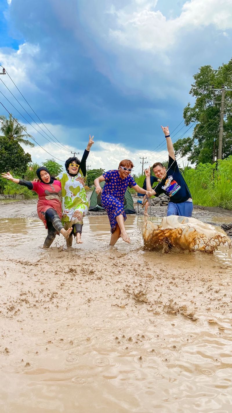 Mira Desiana dkk berkubang di jalanan kawasan Kecamatan Rumbia, Lampung Tengah, Maret lalu. (Dok Mira Desiana)