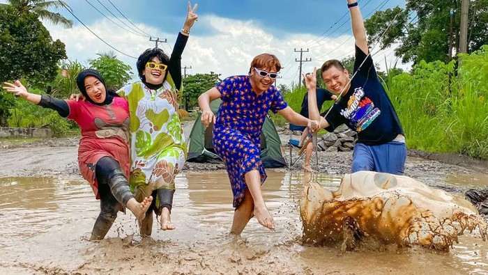 Mira Desiana dkk berkubang di jalanan kawasan Kecamatan Rumbia, Lampung Tengah, Maret lalu. (Dok Mira Desiana)