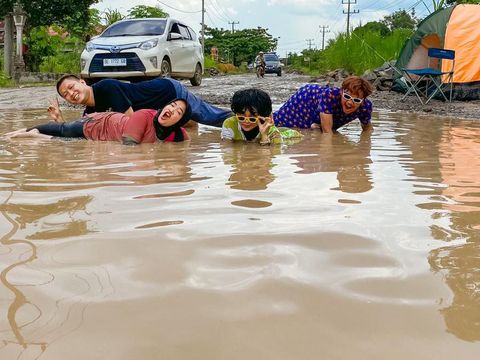 Mira Desiana dkk berkubang di jalanan kawasan Kecamatan Rumbia, Lampung Tengah, Maret lalu. (Dok Mira Desiana)