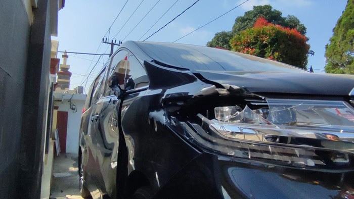 Mobil Alphard yang diduga ditumpangi Bupati Pangandaran Jeje Wiradinata terlibat kecelakaan di Ciamis.