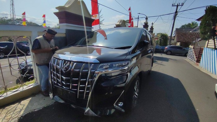 Mobil Alphard yang diduga ditumpangi Bupati Pangandaran Jeje Wiradinata terlibat kecelakaan di Ciamis.